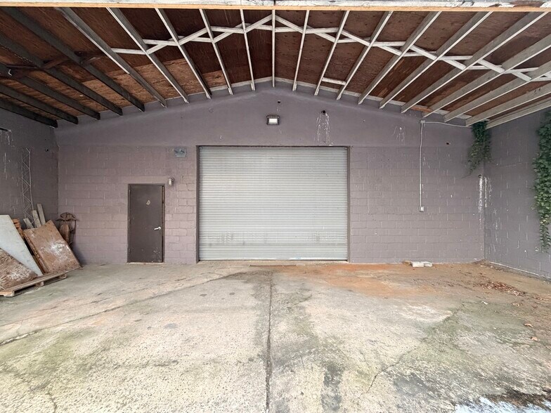 More Photos Of 275 Lincoln Blvd, Middlesex Flex For Lease