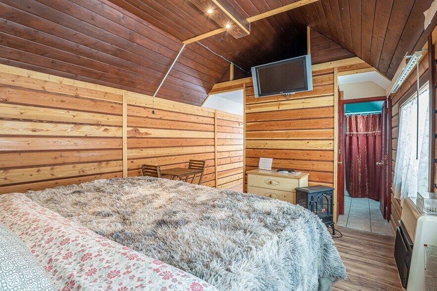 More Photos Of 21221 Baron Lake Dr, Cedaredge Hotel For Sale
