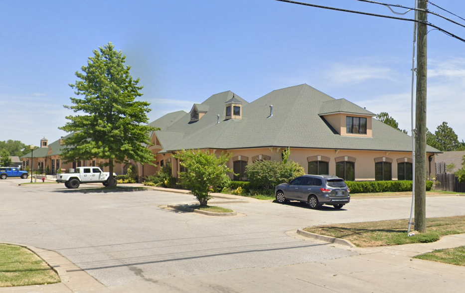 Primary Photo Of 4404-4416 W Houston St, Broken Arrow Medical For Sale