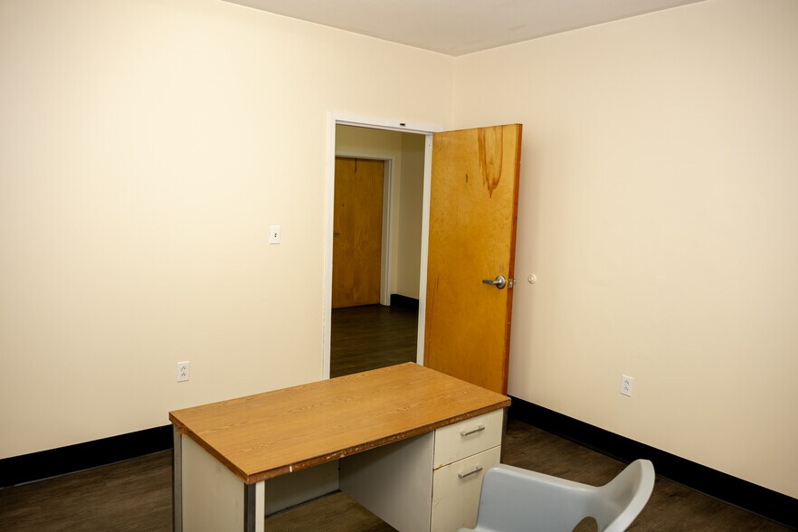 More Photos Of 626 Old River Rd, Sylvania Manufacturing For Sale