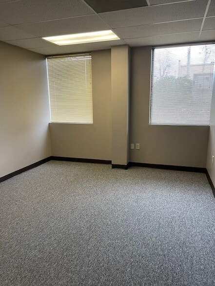 More Photos Of 8 Shackleford Plz, Little Rock Office For Lease