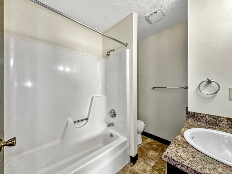 More Photos Of 920 Meadow Ln, Des Moines Apartments For Sale