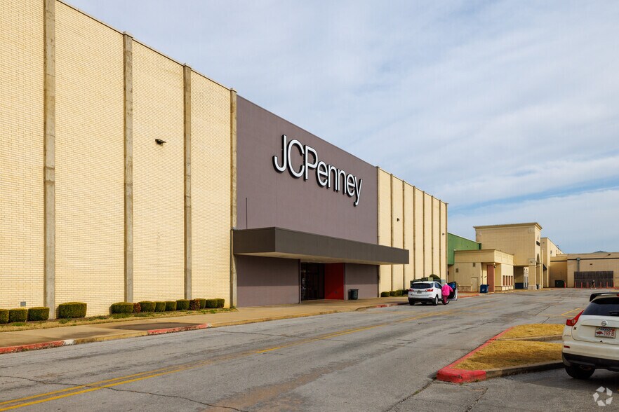 More Photos Of 5111 Rogers Ave, Fort Smith General Retail For Lease