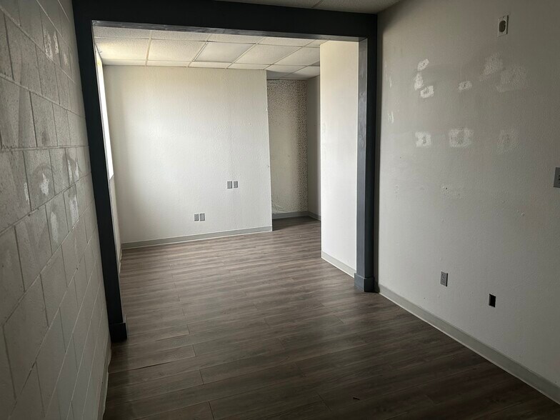 More Photos Of 300 N Broadway St, Joshua Storefront Retail Office For Lease