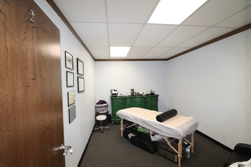 More Photos Of 2912 Lakeside Dr, Oklahoma City Office For Sale
