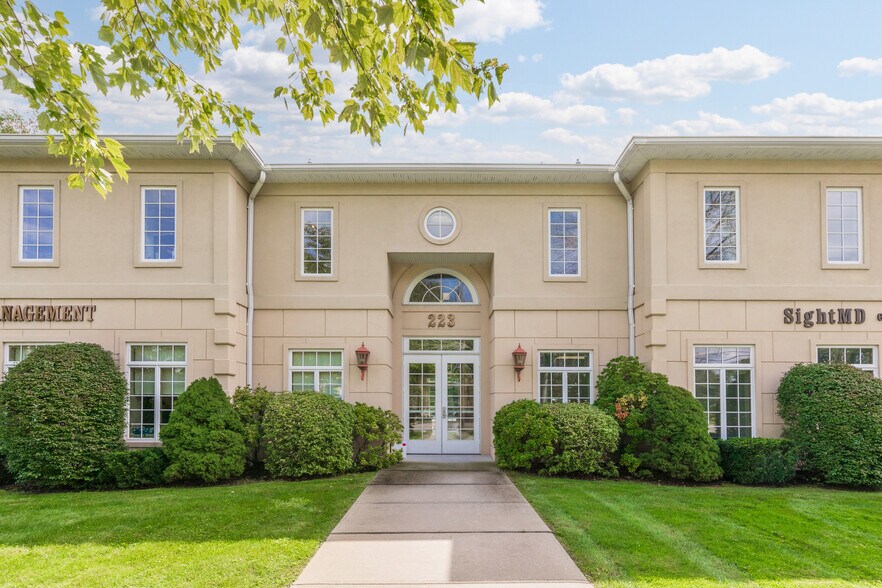 More Photos Of 223 W Montauk Hwy, Hampton Bays Medical For Lease