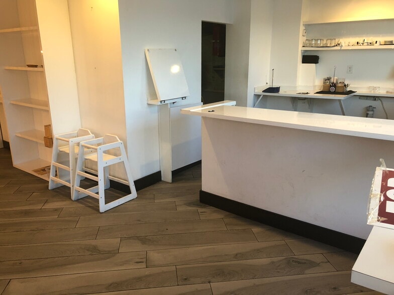 More Photos Of 2210-2220 NE 123rd St, Miami Restaurant For Lease