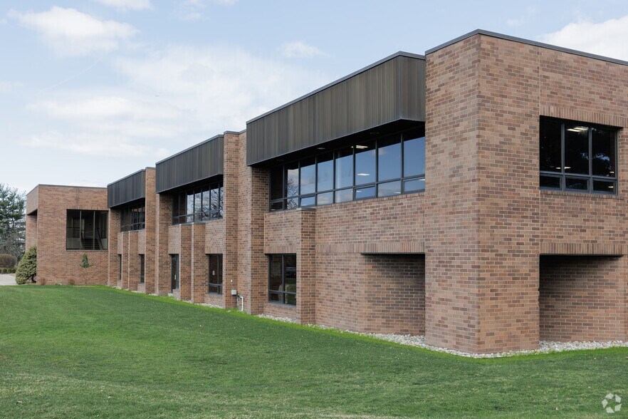 More Photos Of 400 Commerce Blvd, Carlstadt Warehouse For Lease