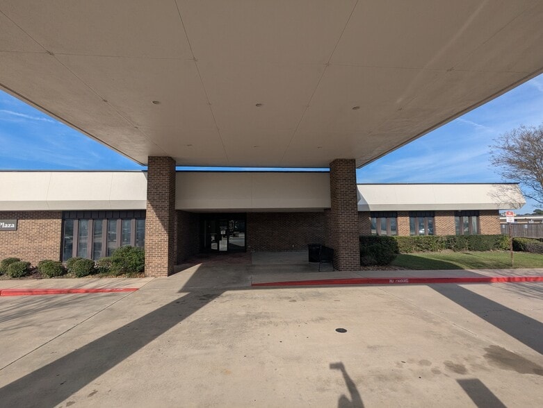 More Photos Of 1323 S 27th St, Nederland Medical For Sale