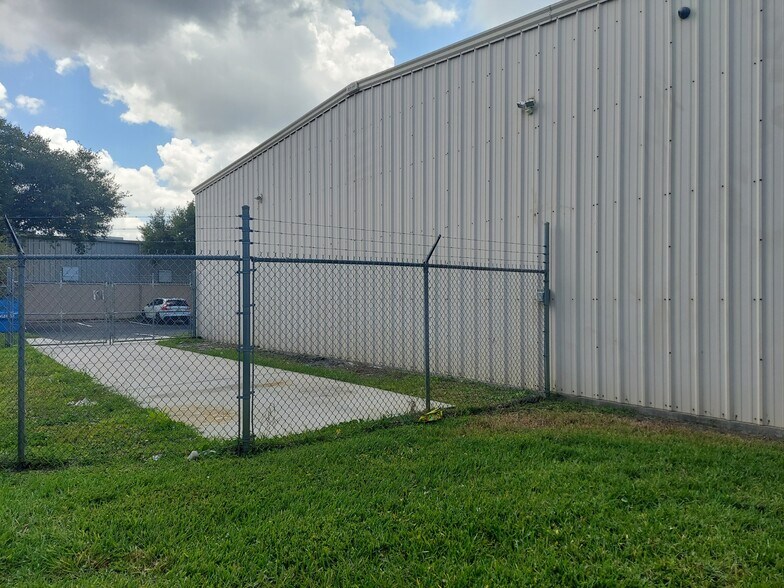More Photos Of 330 Mears Blvd, Oldsmar Warehouse For Sale