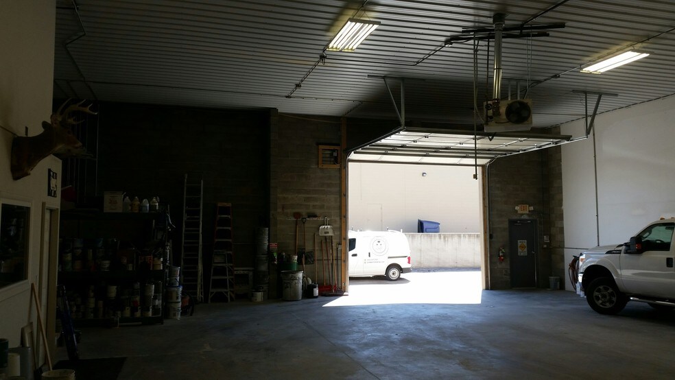 More Photos Of 1236-1248 Royal Dr, Papillion Warehouse For Lease