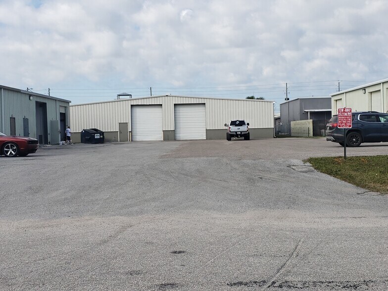 More Photos Of 12740 Daniel Dr S, Clearwater Unknown For Lease