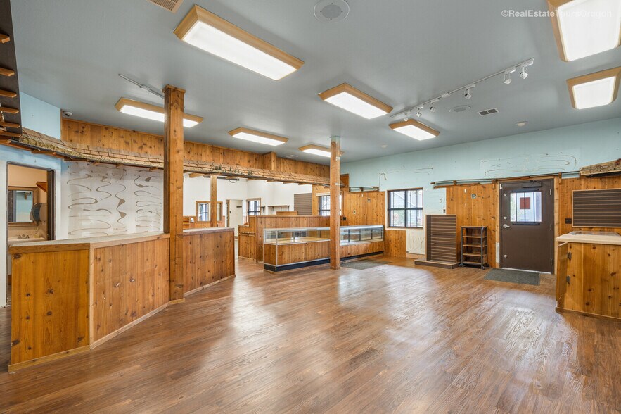 More Photos Of 10791 Oak St NE, Donald Showroom For Sale