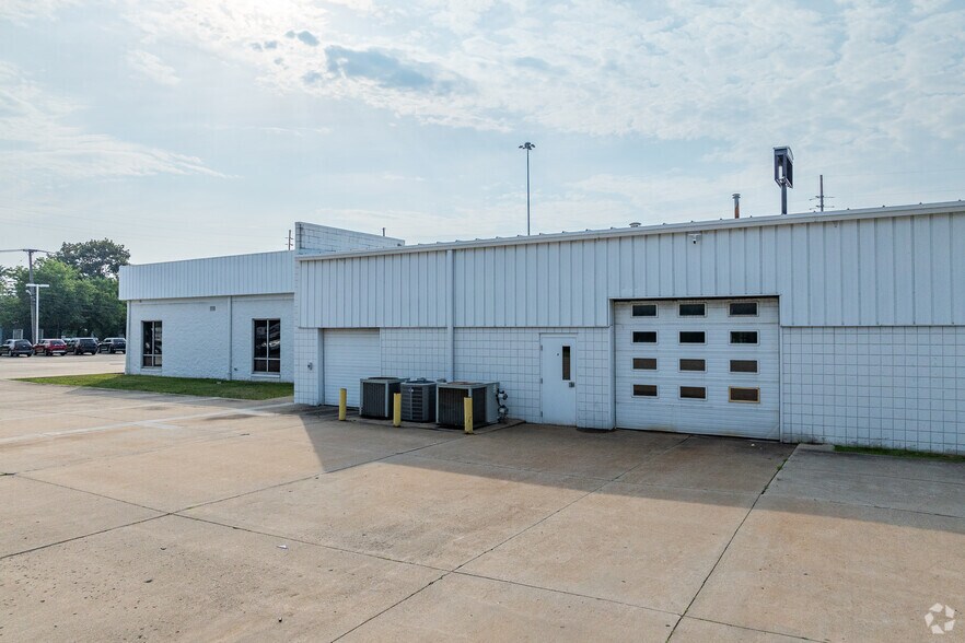 More Photos Of 940 Babbitt Rd, Euclid Auto Dealership For Lease