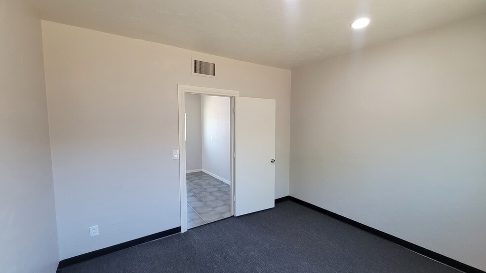 More Photos Of 1026 N Columbus Blvd, Tucson Light Manufacturing For Sale