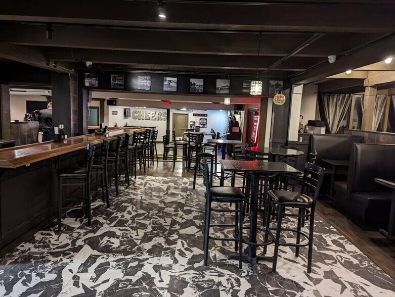 More Photos Of 1620 Summit Dr, Pekin Golf Course Driving Range For Sale