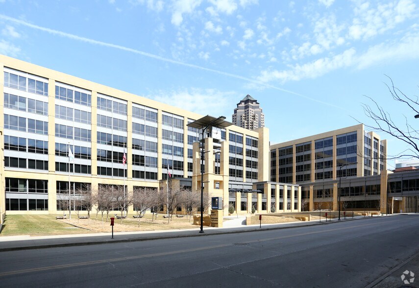 More Photos Of 1100 Locust St, Des Moines Office For Lease