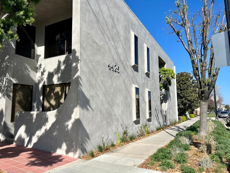 More Photos Of 4425 W Riverside Dr, Burbank Office For Lease