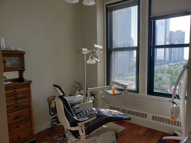 More Photos Of 111 N Wabash Ave, Chicago Office For Sale