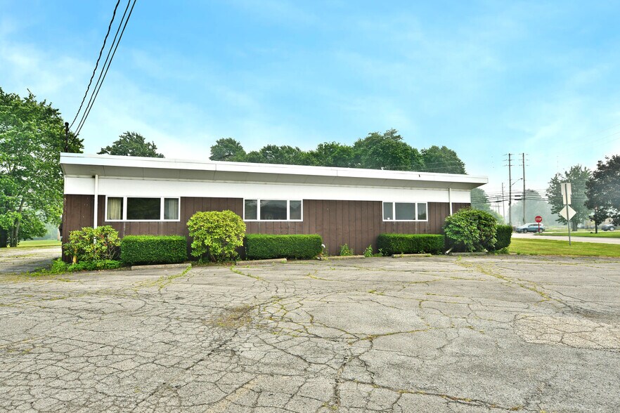 More Photos Of 696 Valley View Dr, Brookfield Office For Sale