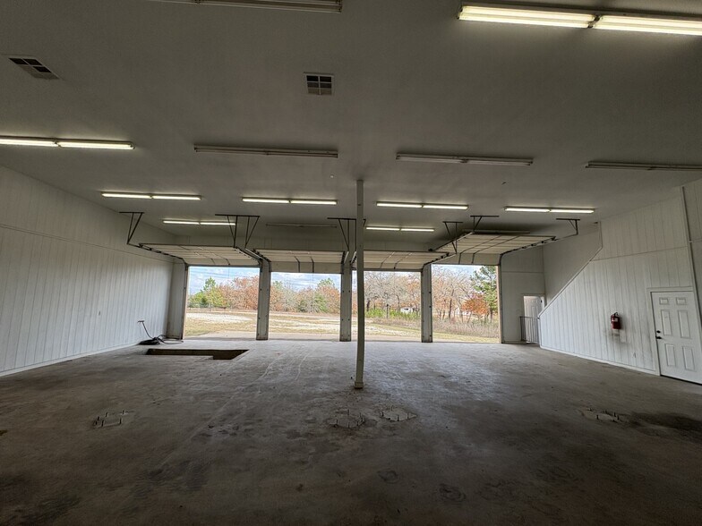 More Photos Of 152 152(B) Pine Tree Loop, Bastrop Flex For Lease