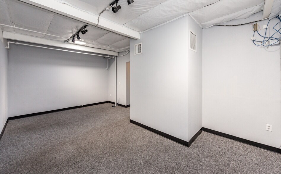 More Photos Of 711 W 17th St, Costa Mesa Flex For Lease