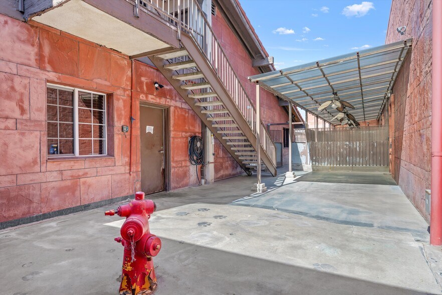 More Photos Of 23945-23947 Newhall Ave, Santa Clarita General Retail For Sale