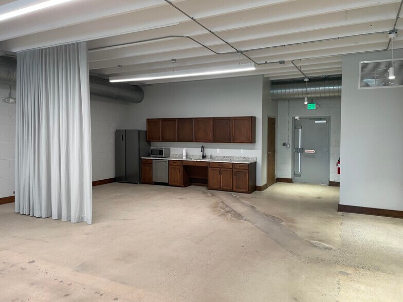 More Photos Of 1914 W Morehead St, Charlotte Office For Sale