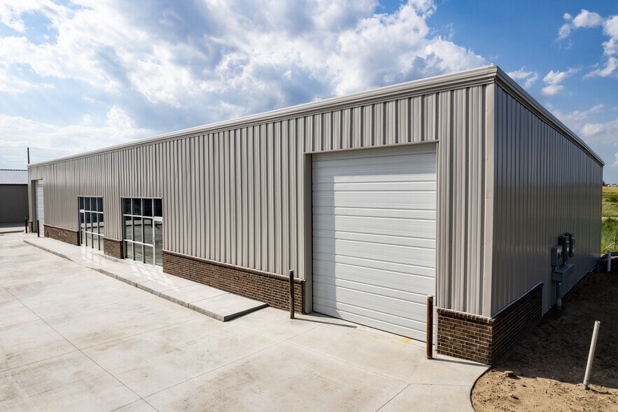 More Photos Of K-96 and Hoover, Wichita Flex For Lease