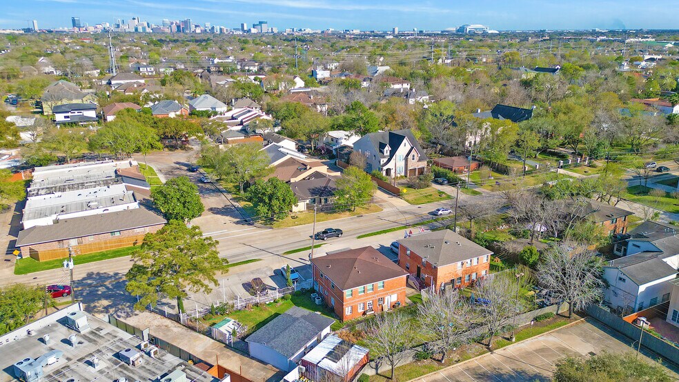 More Photos Of 5804 Newcastle St, Bellaire Office For Lease