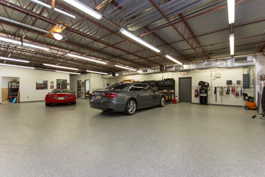 More Photos Of 4058 S Memorial Pky, Huntsville Warehouse For Sale