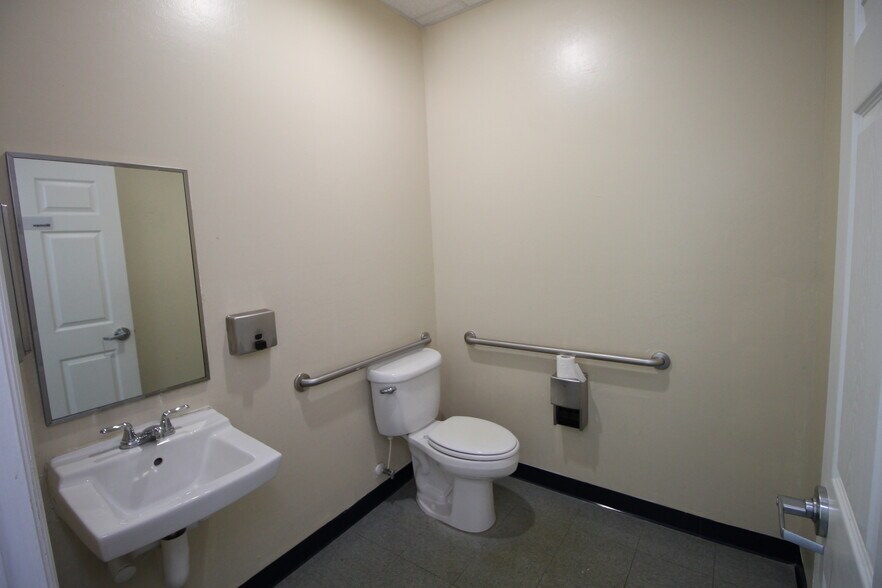 More Photos Of 6350 Techster Blvd, Fort Myers Research And Development For Lease