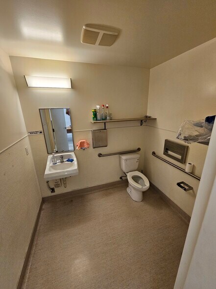 More Photos Of 1060 E Pacheco Blvd, Los Banos Freestanding For Lease