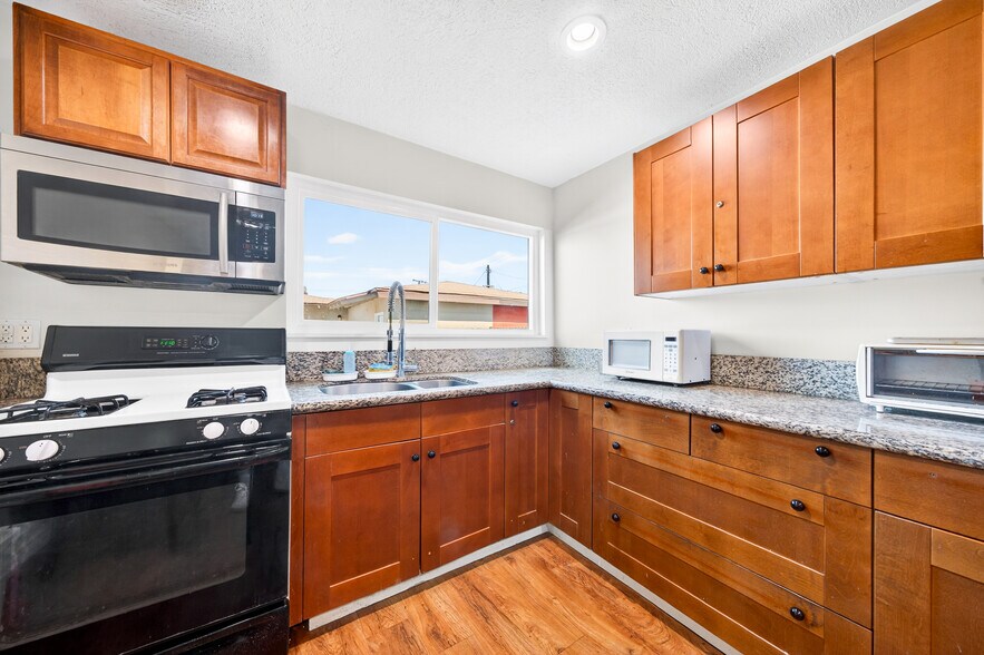 More Photos Of 15003 Larch Ave, Lawndale Apartments For Sale