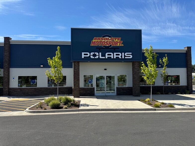 More Photos Of 135 NE Mill St, Grants Pass Storefront For Sale