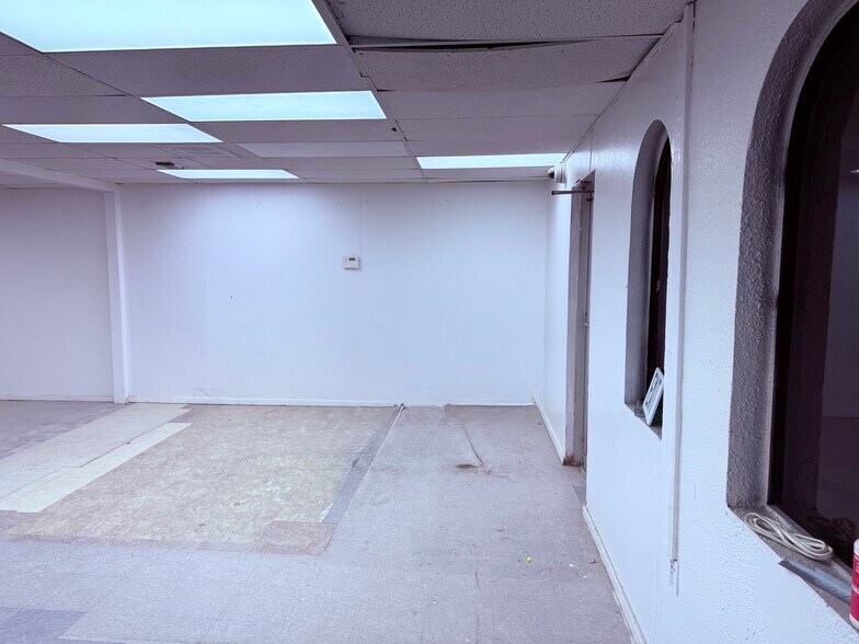 More Photos Of 1246 S General McMullen Dr, San Antonio Storefront Retail Office For Lease