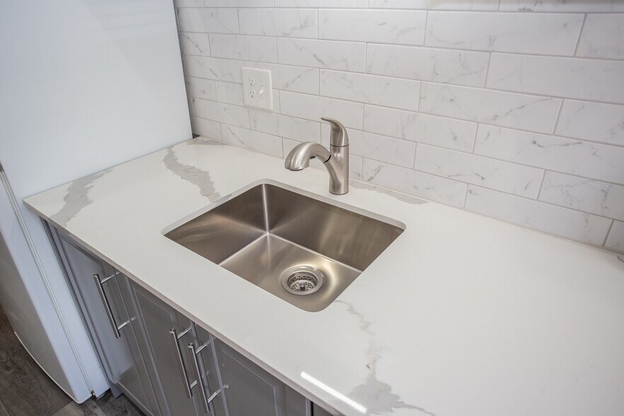 More Photos Of 51 Augusta St, Hamilton Storefront Retail Office For Lease