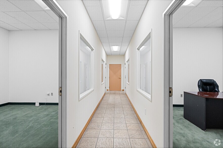 More Photos Of 21250 Califa St, Woodland Hills Research And Development For Lease