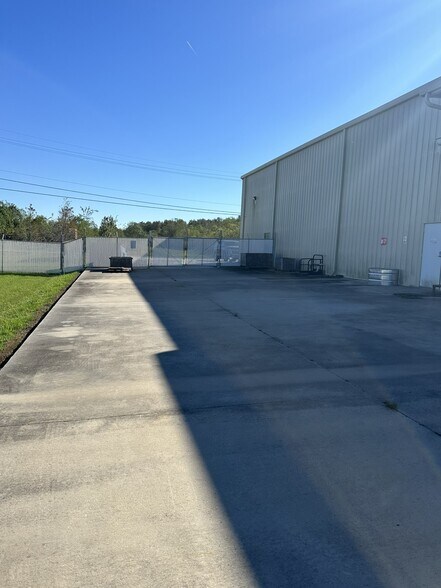 More Photos Of 3001 S Darla Ave, Gonzales Warehouse For Lease