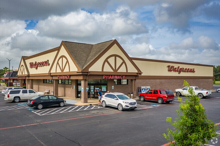 More Photos Of 1001 W Plantation Dr, Clute Unknown For Lease