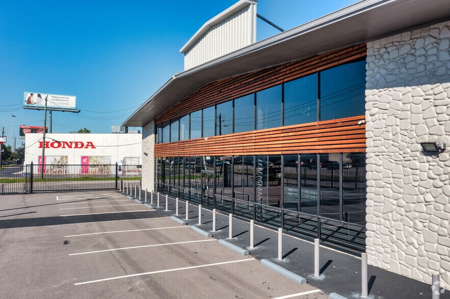 More Photos Of 10034 North Fwy, Houston Warehouse For Sale