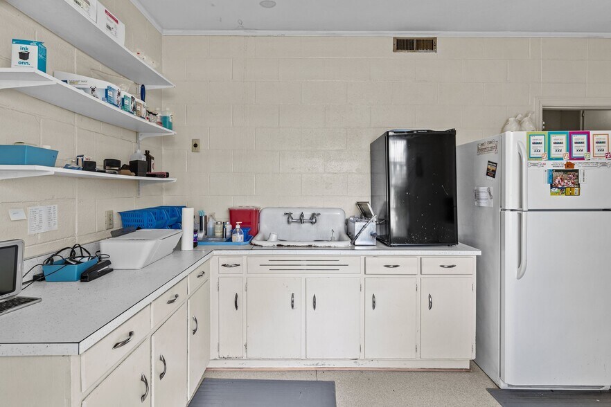 More Photos Of 3522 James B White Hwy, Whiteville Veterinarian Kennel For Sale