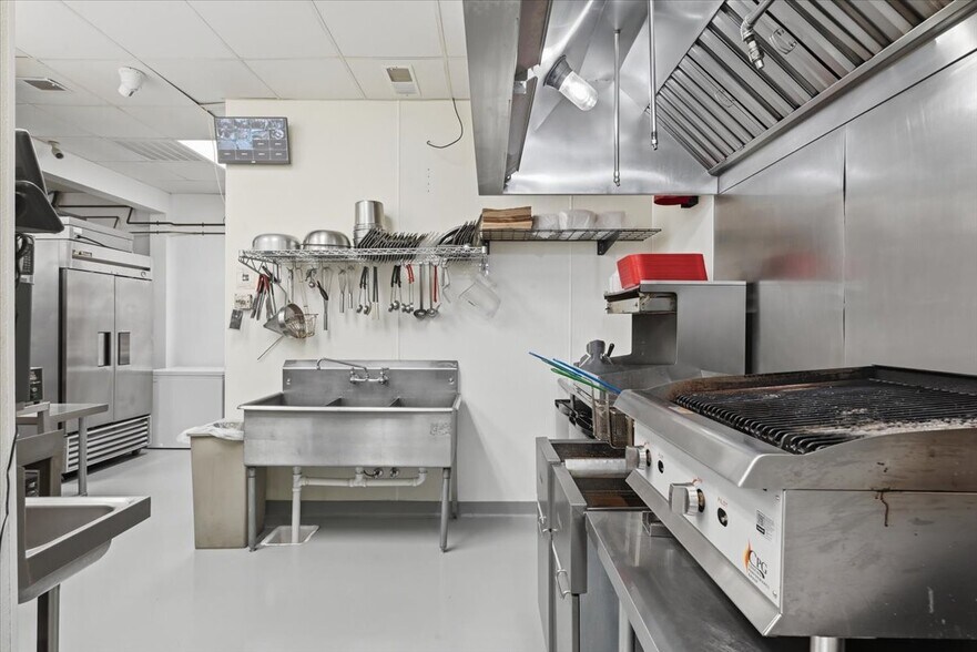 More Photos Of 309 US-6 Hwy, Oakland Fast Food For Sale