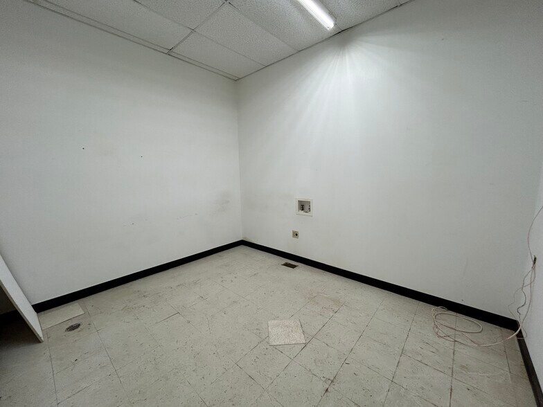 More Photos Of 3215 W Oak St, Palestine Medical For Lease