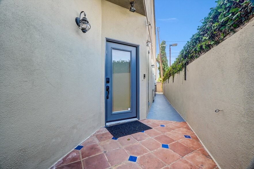 More Photos Of 179 Pomona Ave, Long Beach Hospitality For Sale