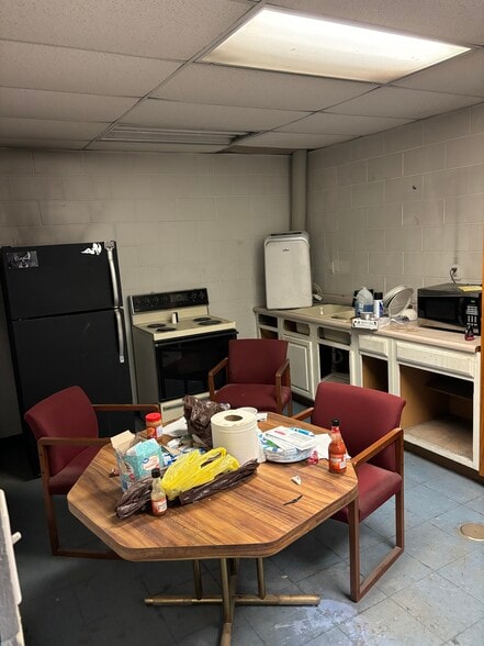 More Photos Of 2407 Washington Ave, Bedford Warehouse For Lease