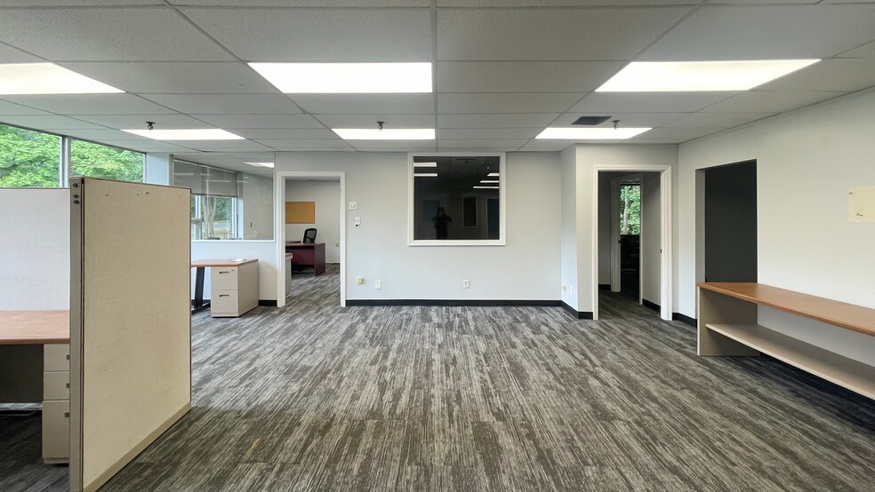 More Photos Of 9 Britton Dr, Bloomfield Manufacturing For Lease