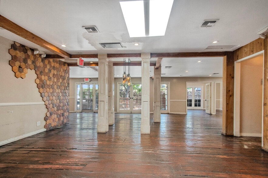 More Photos Of 10820 Ventura Blvd, Studio City Restaurant For Sale
