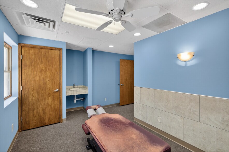 More Photos Of 133 N Glendale St, Wichita Office For Sale
