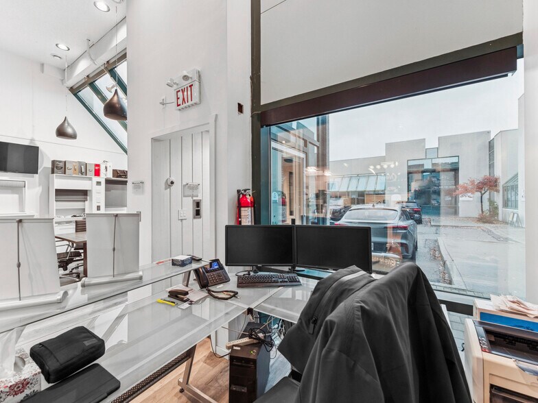 More Photos Of 175 W Beaver Creek Rd, Richmond Hill Light Distribution For Sale